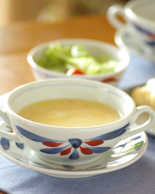 砥部焼・梅山窯　ごす赤菊のスープカップ＆ソーサーにスープを