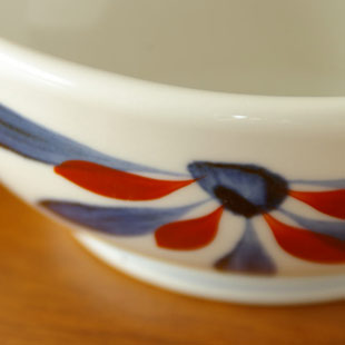 砥部焼・梅山窯　ごす赤菊のスープカップ＆ソーサーの絵柄