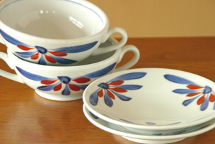 砥部焼・梅山窯　ごす赤菊のスープカップ＆ソーサーを重ねて