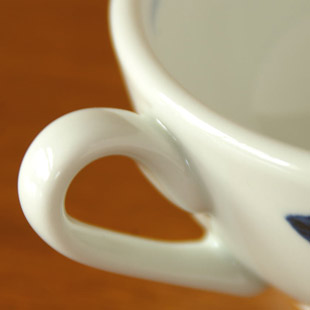 砥部焼・梅山窯　ごす赤菊のスープカップ＆ソーサーの持ち手