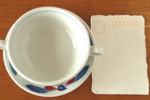 砥部焼・梅山窯　ごす赤菊のスープカップ＆ソーサーをはがきと比べて