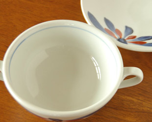 砥部焼・梅山窯　ごす赤菊のスープカップを上から見て