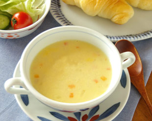 砥部焼・梅山窯　ごす赤菊のスープカップ＆ソーサーにスープを