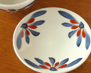 砥部焼・梅山窯　ごす赤菊のスープカップのソーサーを上から見て