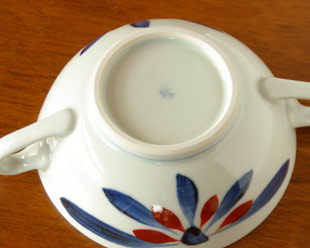 砥部焼・梅山窯　ごす赤菊のスープカップ＆ソーサーの底面