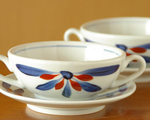 砥部焼・梅山窯　ごす赤菊のスープカップ＆ソーサーを横から見て