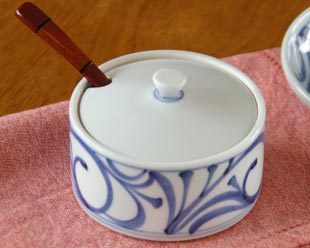 梅山窯　からくさの砂糖入れ