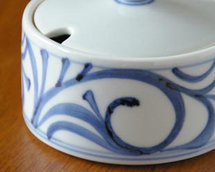 砥部焼・梅山窯　からくさの砂糖入れの絵付け