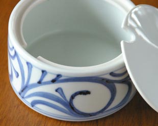 砥部焼・梅山窯　からくさの砂糖入れの蓋を取ったところ