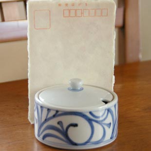 砥部焼・梅山窯　からくさの砂糖入れをはがきと比較して