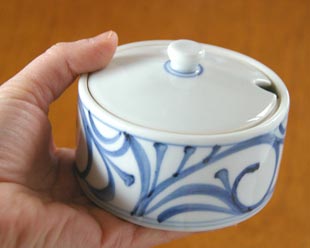 砥部焼・梅山窯　からくさの砂糖入れを手に持って