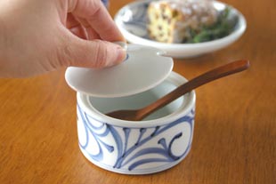 砥部焼・梅山窯　からくさの砂糖入れの蓋をとって