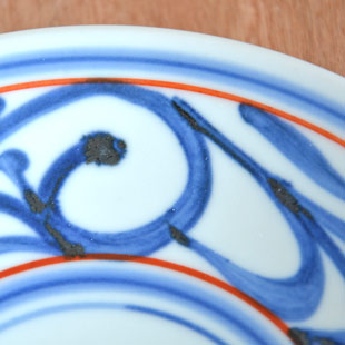 砥部焼・梅山窯　赤線からくさのコーヒーカップの絵付け<br>味わいある濃淡ある藍色。<span class=