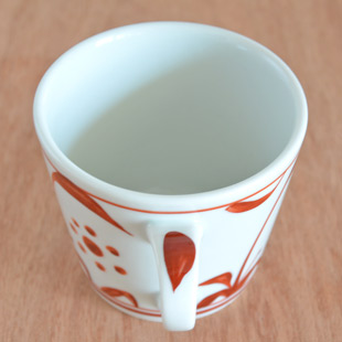 砥部焼・梅山窯　赤太陽のコーヒーカップの持ち手側