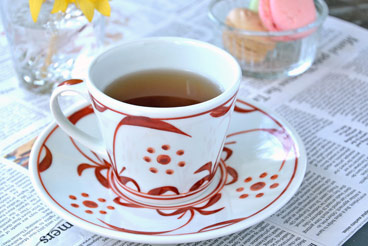 砥部焼・梅山窯　赤太陽のコーヒーカップに紅茶を