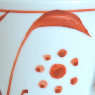 砥部焼・梅山窯　赤太陽のコーヒーカップの絵付け