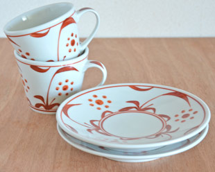 砥部焼・梅山窯　赤太陽のコーヒーカップを重ねて