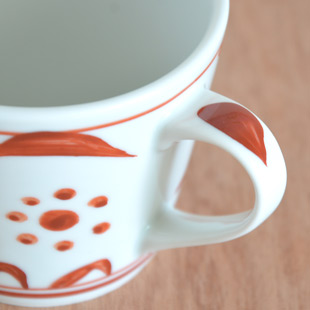 砥部焼・梅山窯　赤太陽のコーヒーカップの持ち手