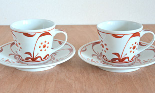 砥部焼・梅山窯　赤太陽のコーヒーカップを並べて