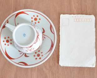 砥部焼・梅山窯　赤太陽のコーヒーカップをはがきと比較して