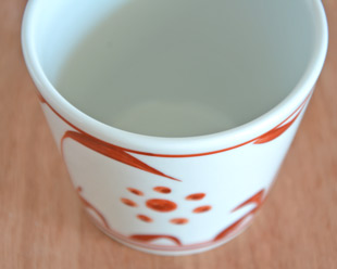 砥部焼・梅山窯　赤太陽のコーヒーカップを上から見て