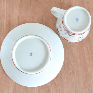 砥部焼・梅山窯　赤太陽のコーヒーカップの裏面