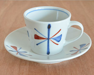 砥部焼・梅山窯　赤蝶文のコーヒーカップ