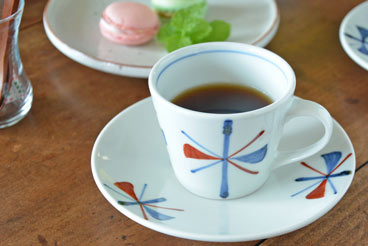 砥部焼・梅山窯　赤蝶文のコーヒーカップにコーヒーを
