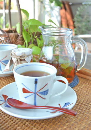 砥部焼・梅山窯　赤蝶文のコーヒーカップに紅茶を