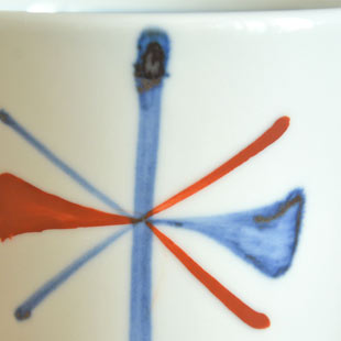 砥部焼・梅山窯　赤蝶文のコーヒーカップの絵付け