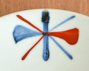 砥部焼・梅山窯　赤蝶文のコーヒーカップの絵付け