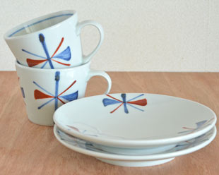 砥部焼・梅山窯　赤蝶文のコーヒーカップを重ねて