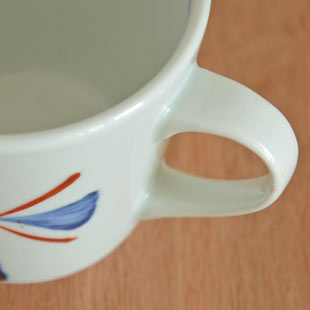砥部焼・梅山窯　赤蝶文のコーヒーカップの持ち手