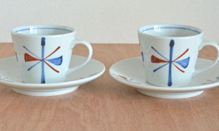 砥部焼・梅山窯　赤蝶文のコーヒーカップを並べて