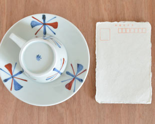 砥部焼・梅山窯　赤蝶文のコーヒーカップをはがきと比較して