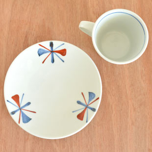 砥部焼・梅山窯　赤蝶文のコーヒーカップを上から見て