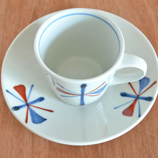 砥部焼・梅山窯　赤蝶文のコーヒーカップを上から見て