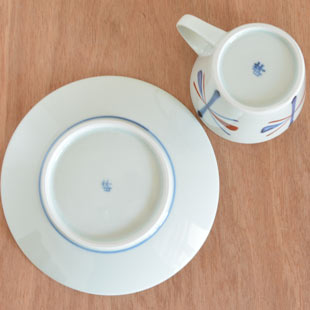 砥部焼・梅山窯　赤蝶文のコーヒーカップの裏面