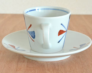 砥部焼・梅山窯　赤蝶文のコーヒーカップの持ち手側