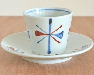 砥部焼・梅山窯　赤蝶文のコーヒーカップを横から見て