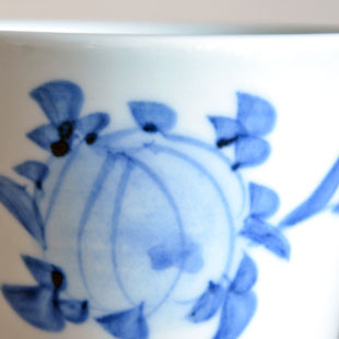 砥部焼・梅山窯　風船花のコーヒーカップの絵付けを