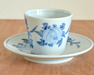 砥部焼・梅山窯　風船花のコーヒーカップを横から見て