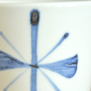 砥部焼・梅山窯　ごす蝶文のコーヒーカップの絵付け