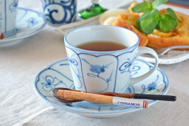 砥部焼・梅山窯　なずなのコーヒーカップに紅茶を