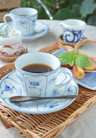 砥部焼・梅山窯　なずなのコーヒーカップにコーヒーを