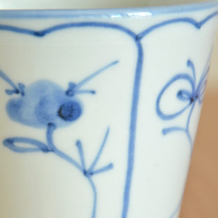 砥部焼・梅山窯　なずなのコーヒーカップの絵付け