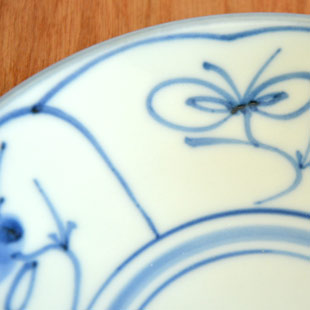 砥部焼・梅山窯　なずなのコーヒーカップの絵付け