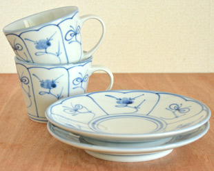 砥部焼・梅山窯　なずなのコーヒーカップを重ねて