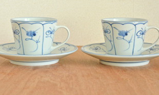 砥部焼・梅山窯　なずなのコーヒーカップを並べて