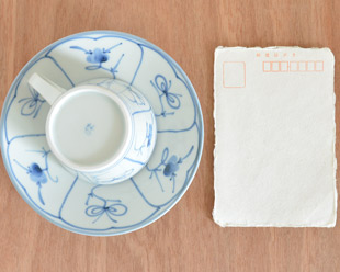 砥部焼・梅山窯　なずなのコーヒーカップをはがきと比較して